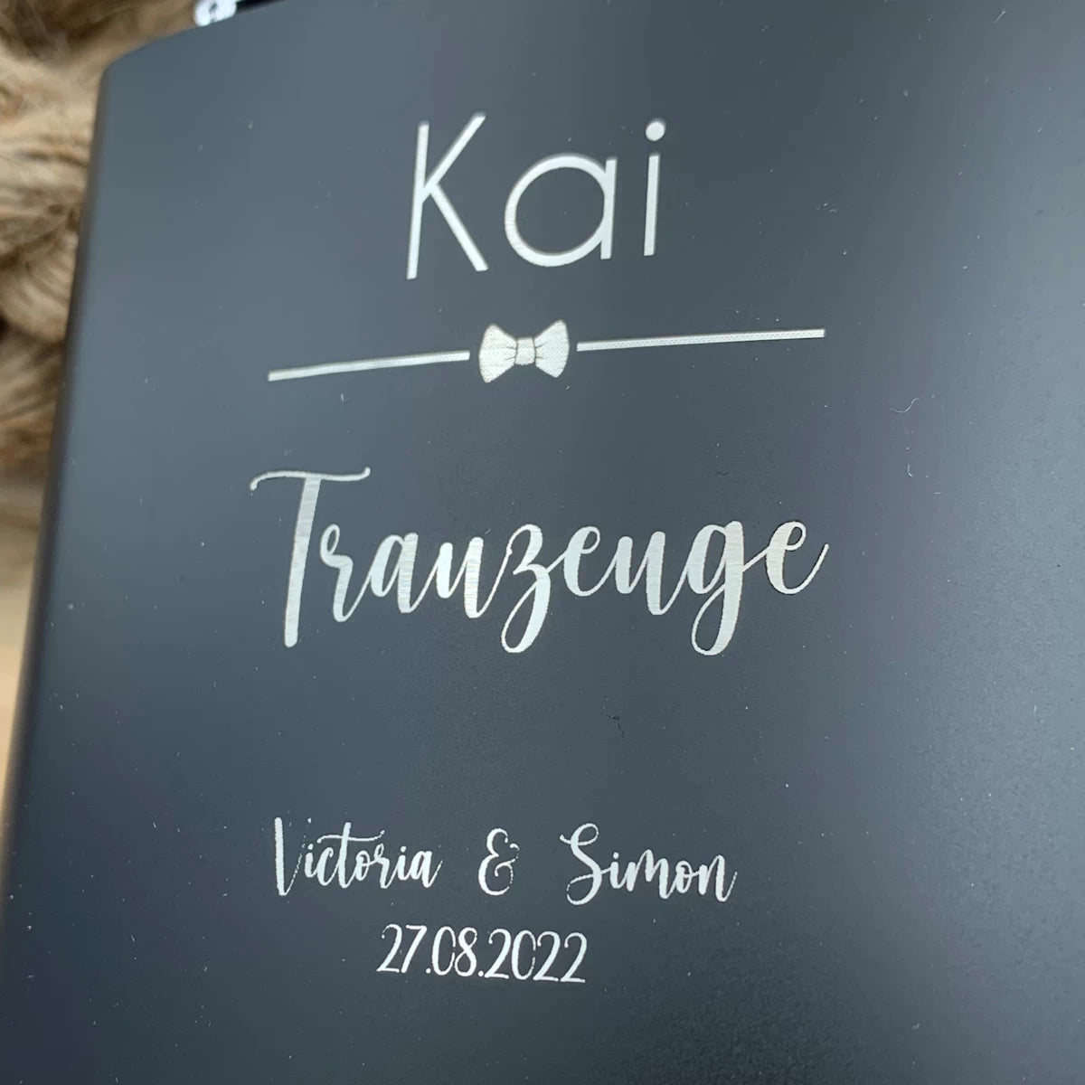 Personalisierter Flachmann für Trauzeugen – mit Name, Datum & Fliegen-Design