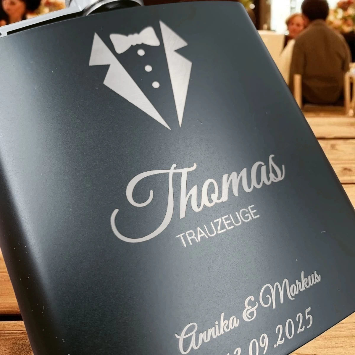 Personalisierter Flachmann für Trauzeugen – Smoking Design mit Namen & Wunschtext