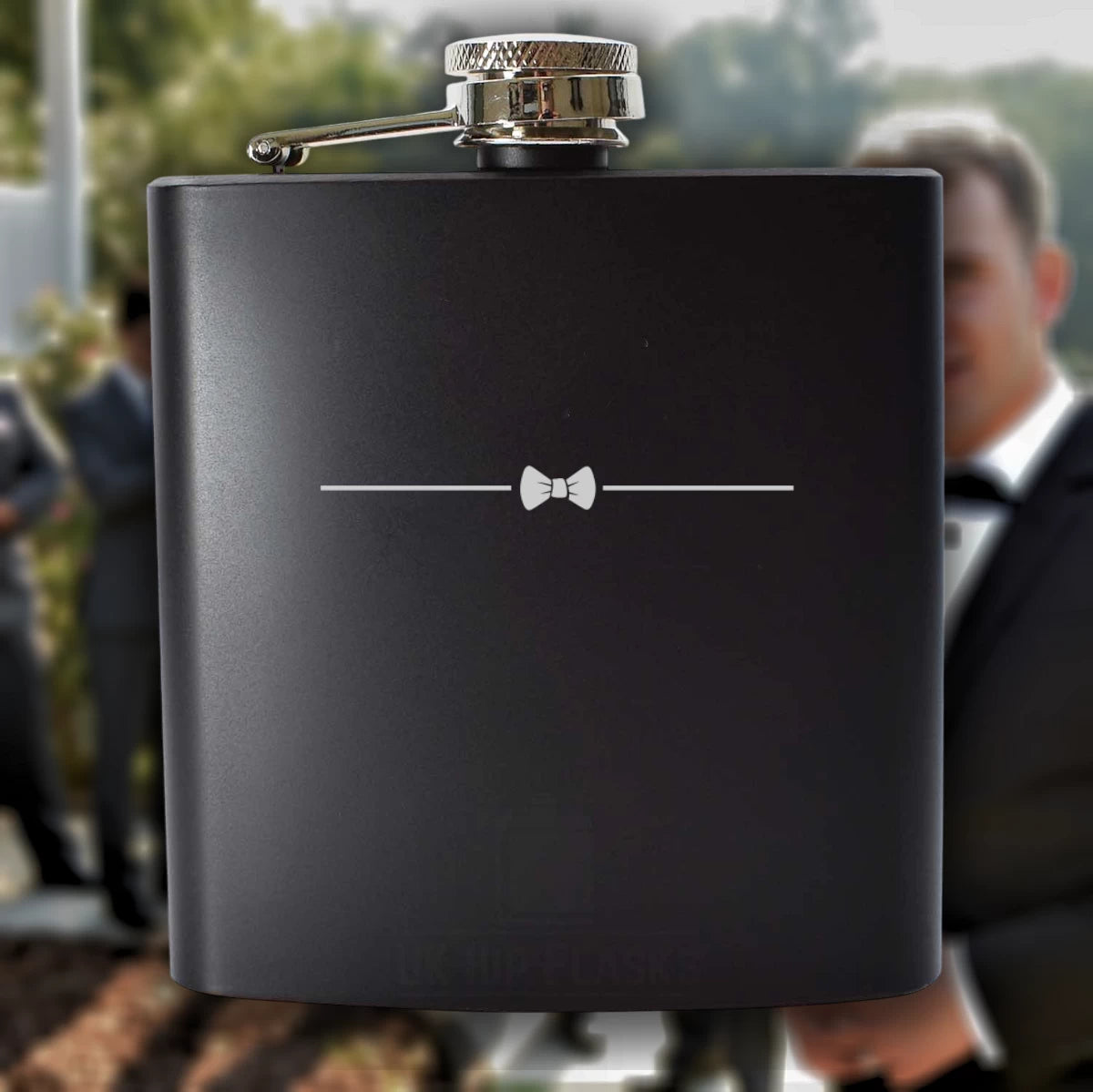 Personalisierter Flachmann für Trauzeugen – mit Name, Datum & Fliegen-Design