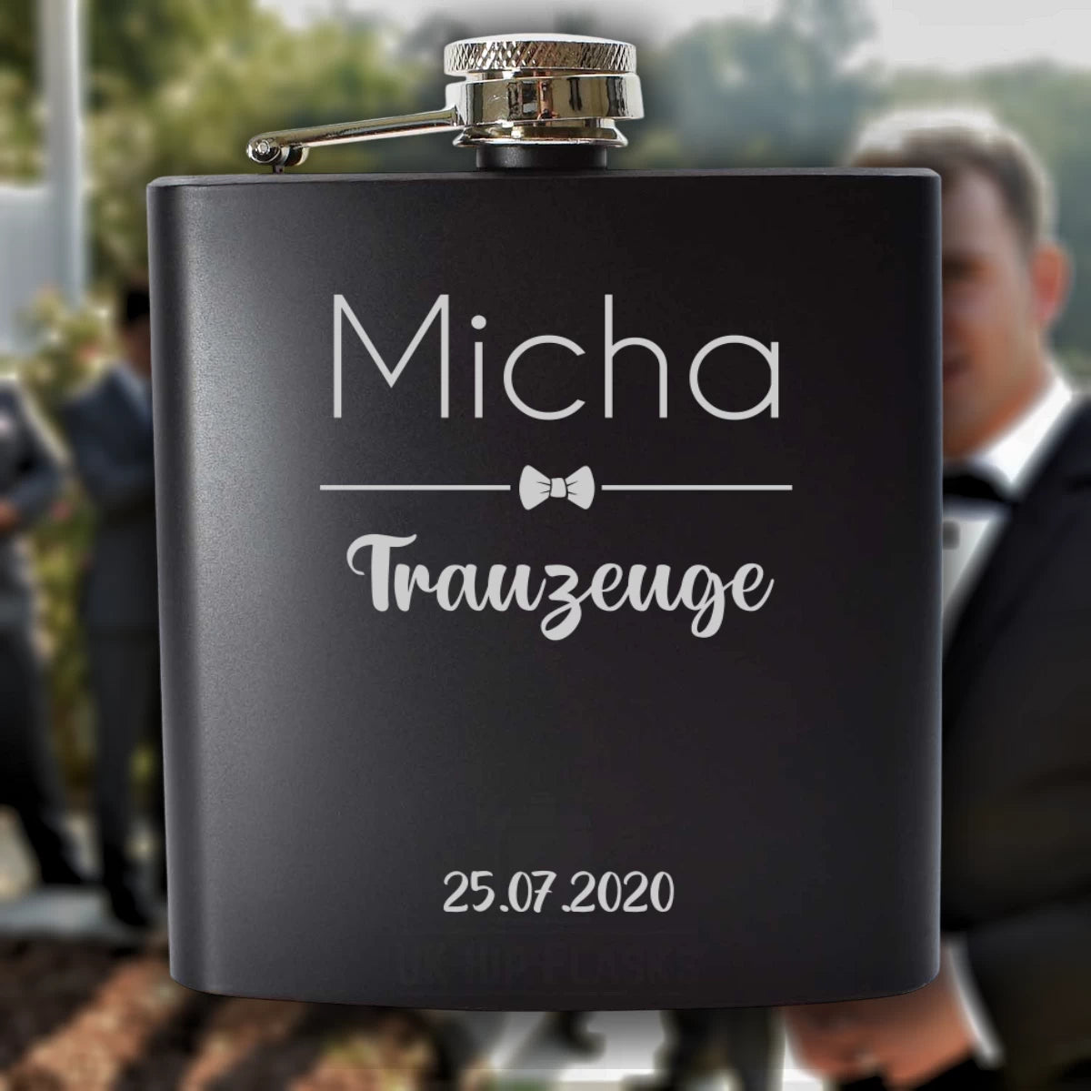 Personalisierter Flachmann für Trauzeugen – mit Name, Datum & Fliegen-Design