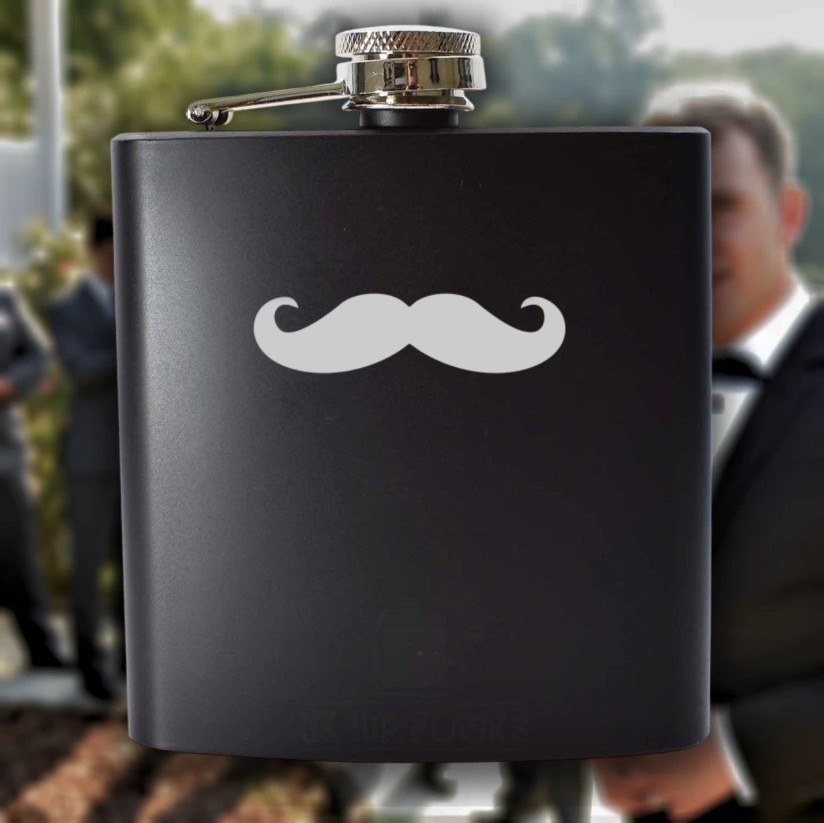 Personalisierter Flachmann für Trauzeugen – Mustache Design mit Namen & Dankestext