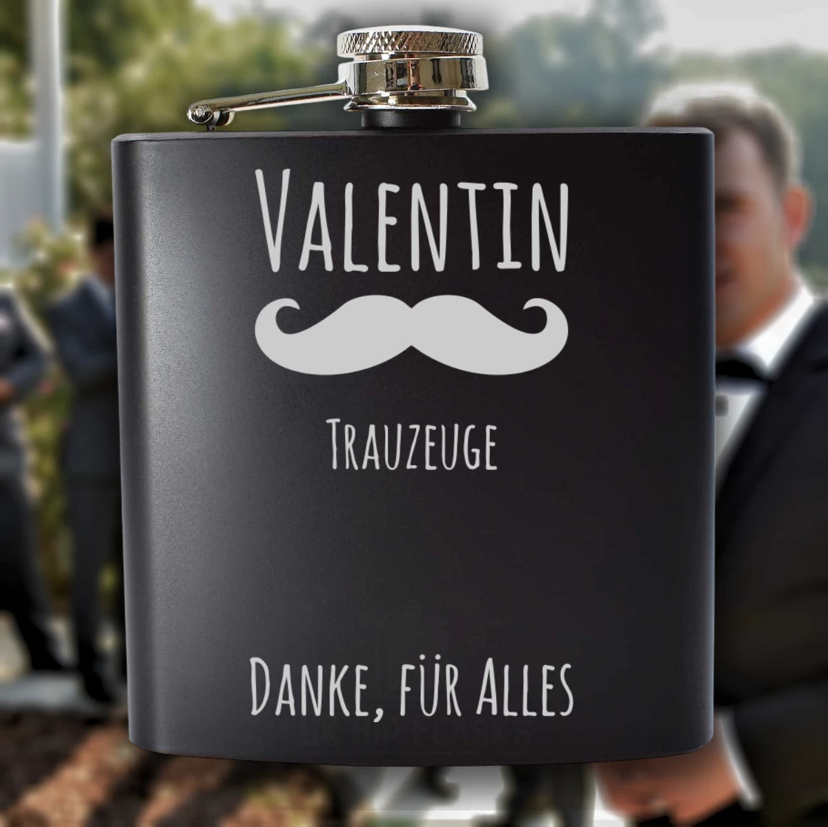 Personalisierter Flachmann für Trauzeugen – Mustache Design mit Namen & Dankestext