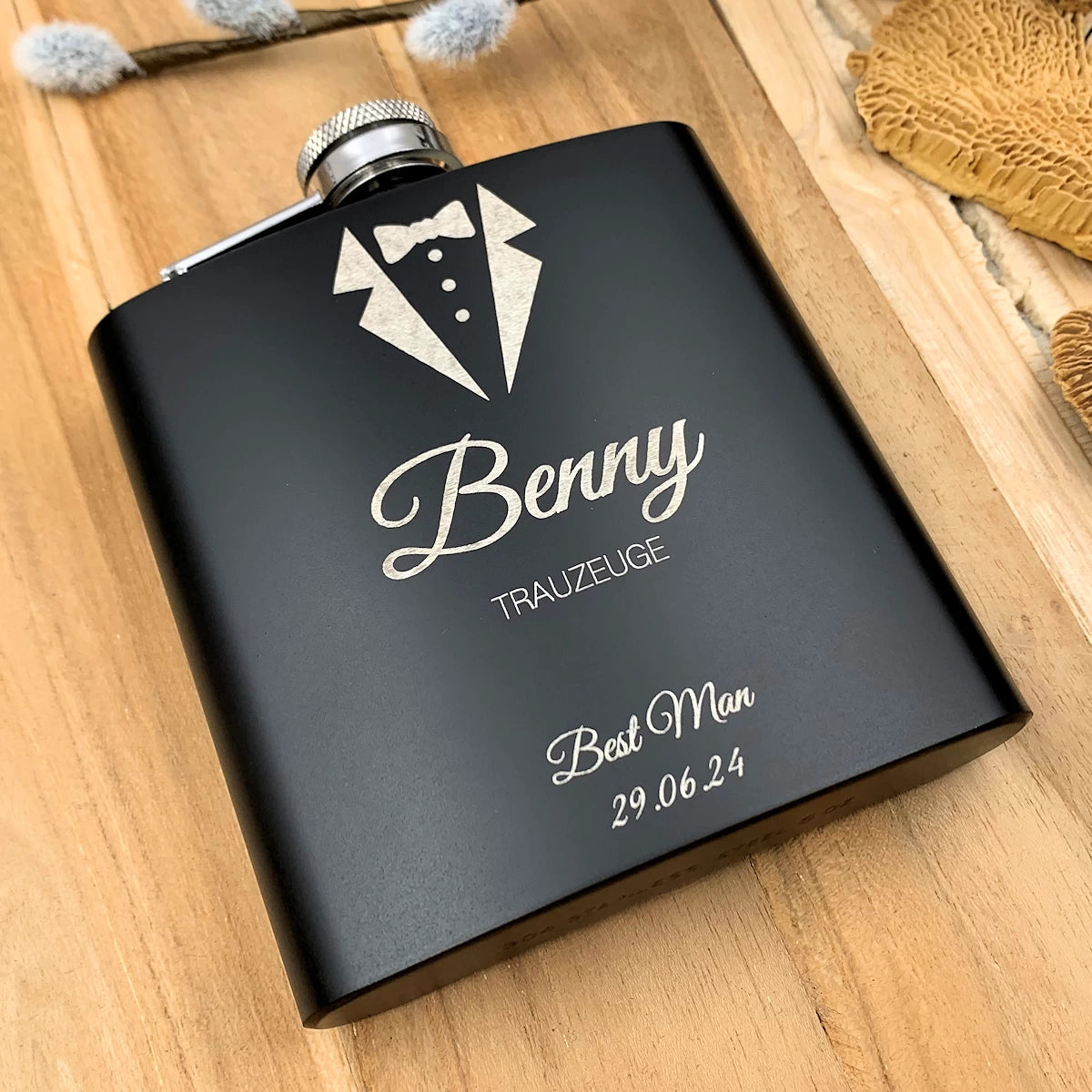 Personalisierter Flachmann für Trauzeugen – Smoking Design mit Namen & Wunschtext