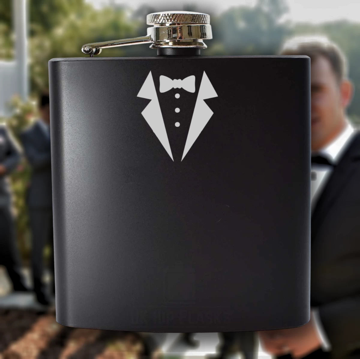 Personalisierter Flachmann für Trauzeugen – Smoking Design mit Namen & Wunschtext