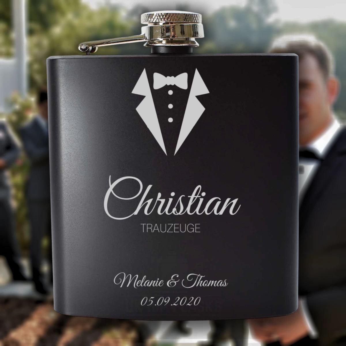 Personalisierter Flachmann für Trauzeugen – Smoking Design mit Namen & Wunschtext