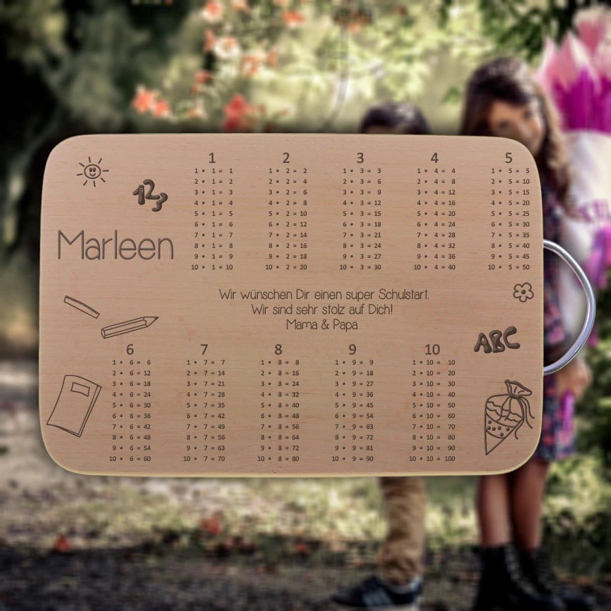 Personalisiertes Frühstücksbrettchen mit dem kleinen 1x1 – Dein Schulstart-Begleiter mit Wunschtext & Namen