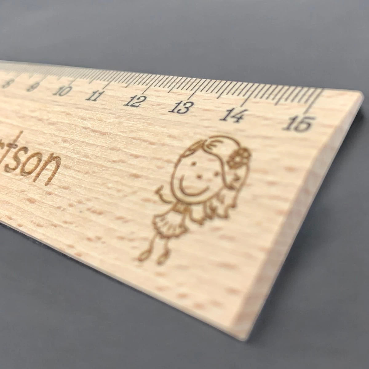 Perstonalisiertes Kinder-Holzlineal 15 cm – mit Name & Motiv graviert