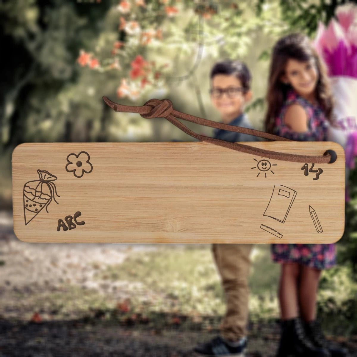 Einschulungs-Lesezeichen mit Schulmotiven & Name – Bambus, personalisiert 🎒📝