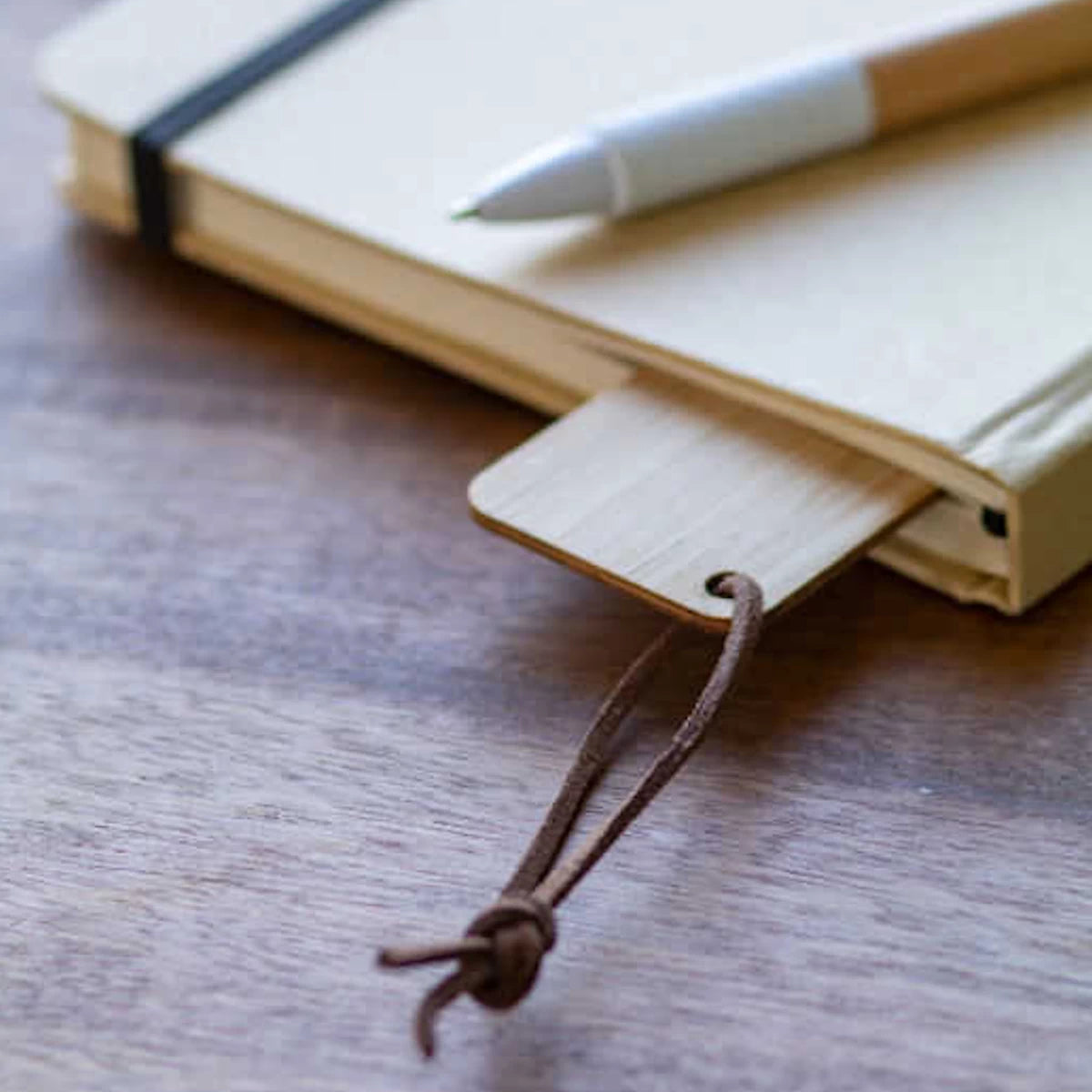 Einschulungs-Lesezeichen mit Schulmotiven & Name – Bambus, personalisiert 🎒📝