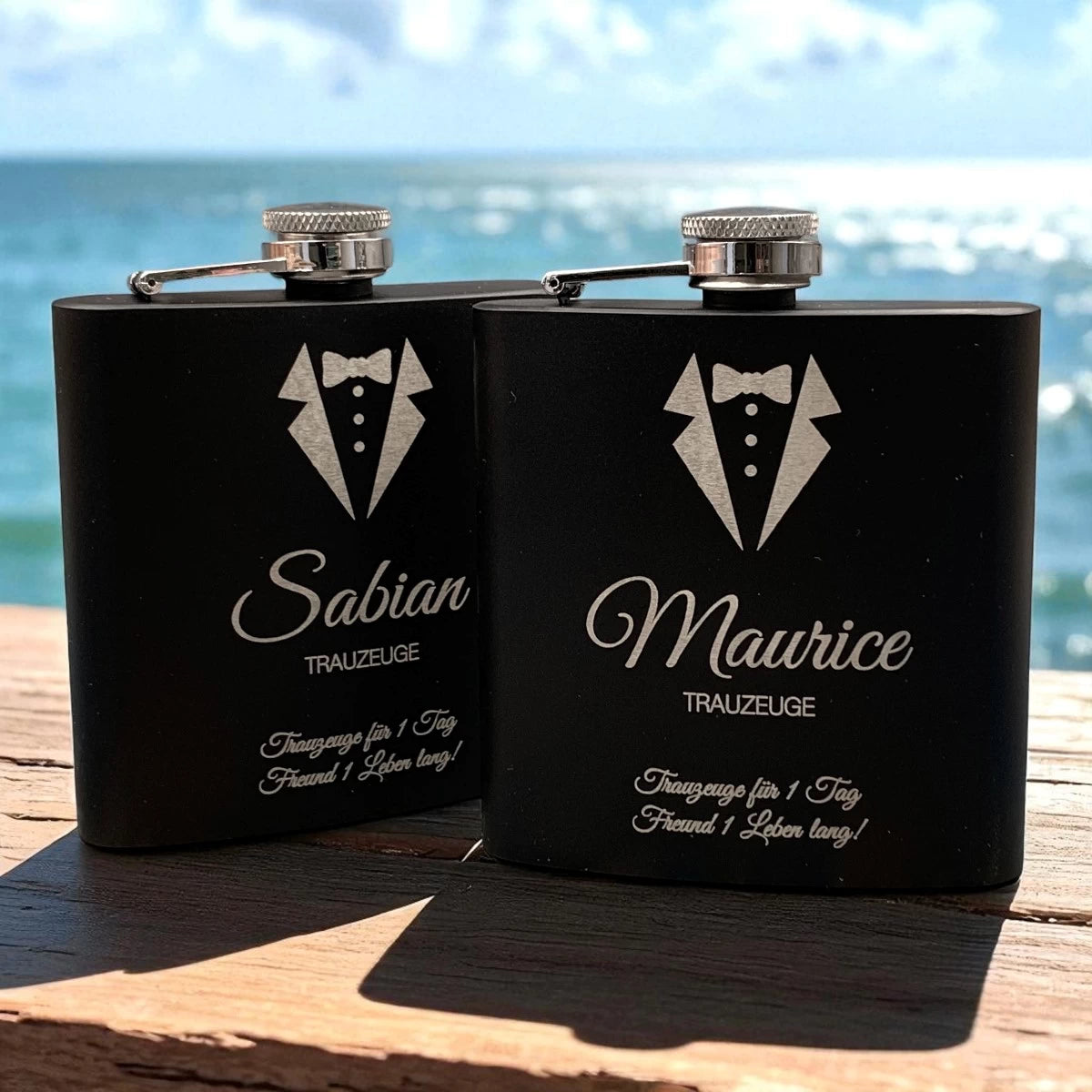 Personalisierter Flachmann für Trauzeugen – Smoking Design mit Namen & Wunschtext