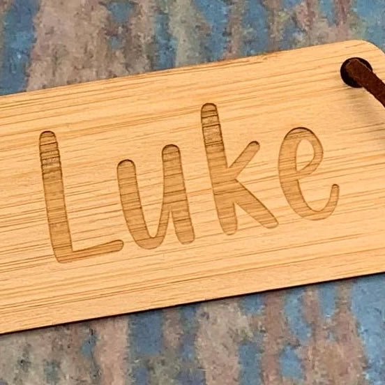 Einschulungs-Lesezeichen mit Schulmotiven & Name – Bambus, personalisiert 🎒📝