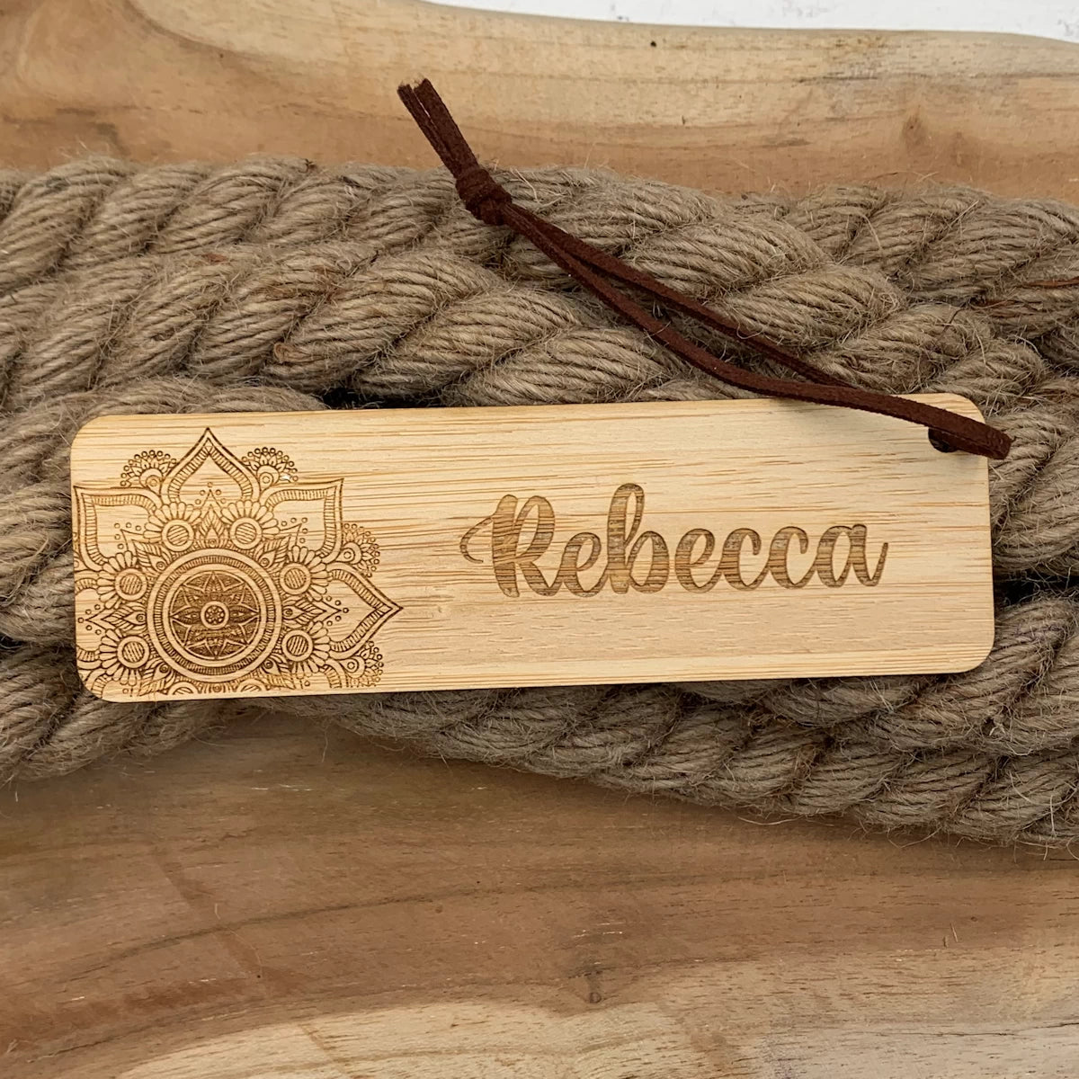 Personalisiertes Lesezeichen aus Bambus mit Mandala – Dein Name graviert