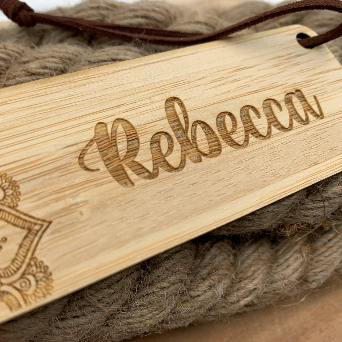 Personalisiertes Lesezeichen aus Bambus mit Mandala – Dein Name graviert