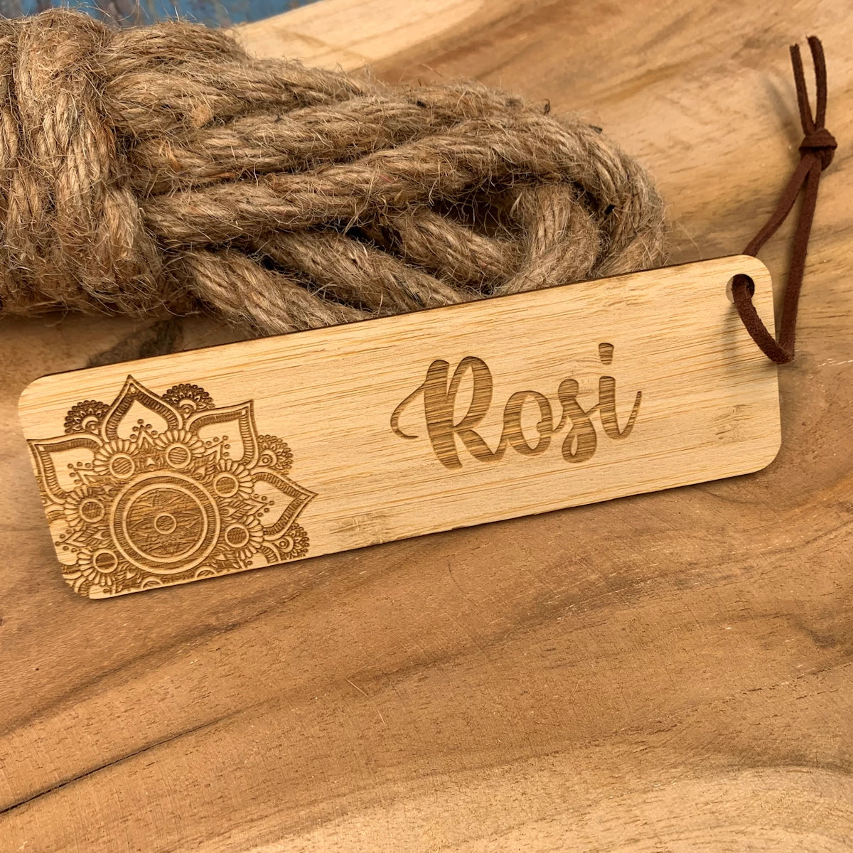 Personalisiertes Lesezeichen aus Bambus mit Mandala – Dein Name graviert