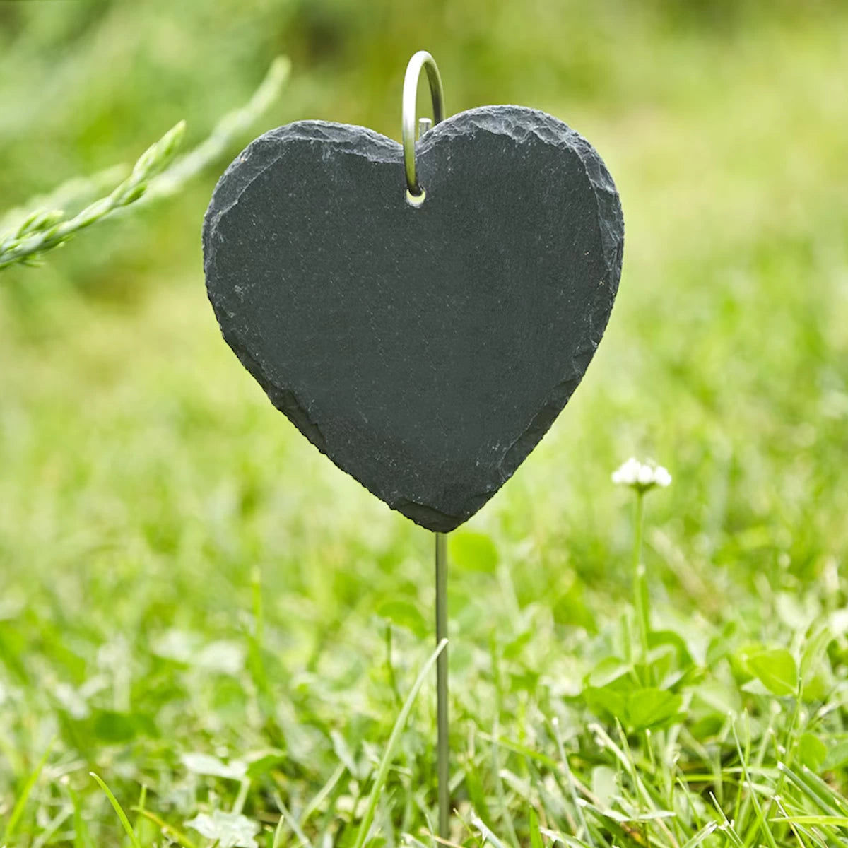 Gedenkstein HERZ aus Schiefer – Personalisierbar & wetterfest