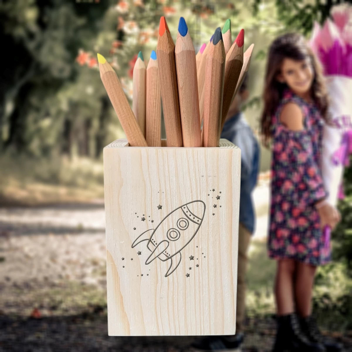 Schulkind 2025 ✨ Stiftebox mit Rakete & Namen – personalisiert aus Fichte