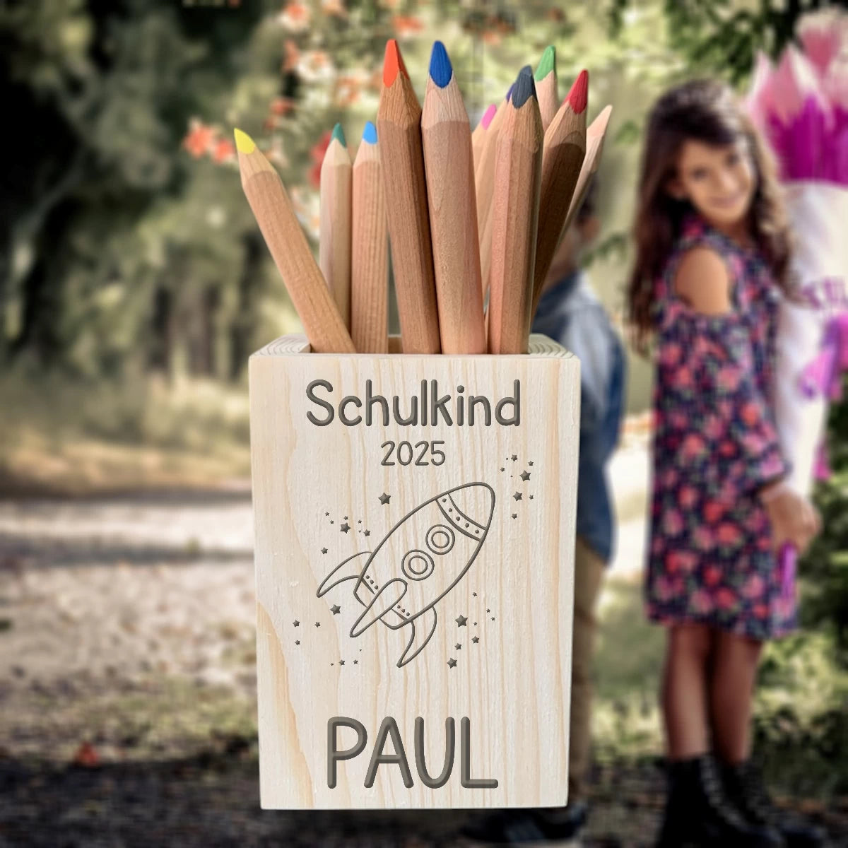 Schulkind 2025 ✨ Stiftebox mit Rakete & Namen – personalisiert aus Fichte
