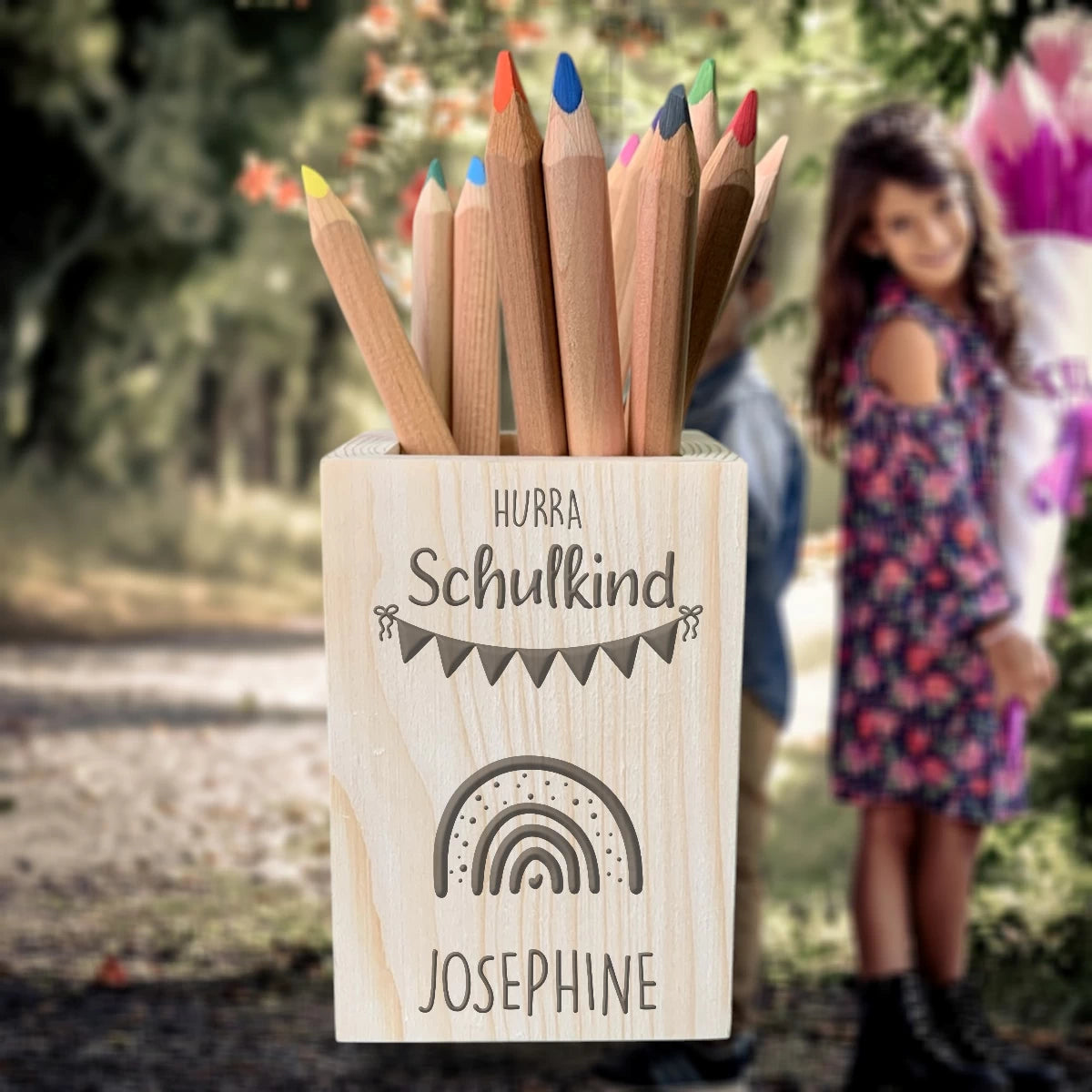 Hurra Schulkind! 🎒 Personalisierte Stiftebox mit Regenbogen & Wunschname – aus Fichte 🌈✨
