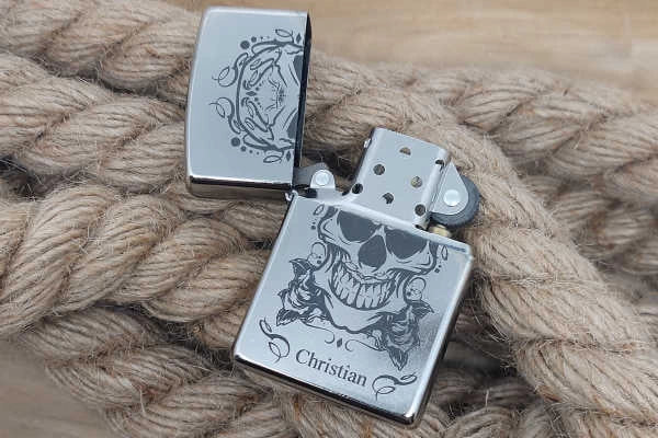 Original Zippo personalisiert - Totenkopf und Namen