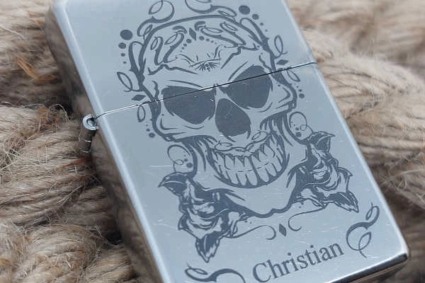 Zippo Street Chrome Totenkopf Gravur