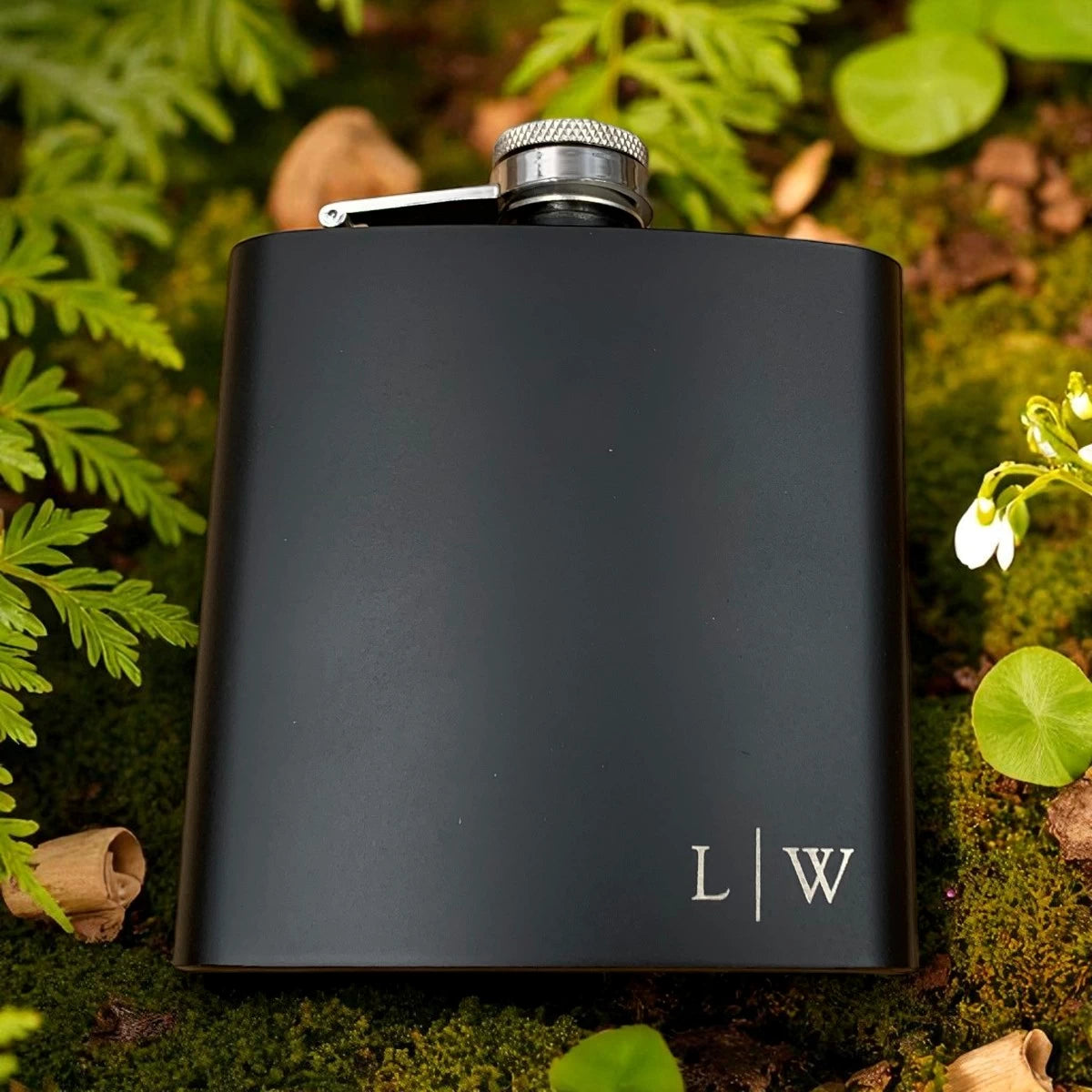 Personalisierter Flachmann Schwarz – Gravur mit Initialen, Datum & Motiv – Geschenk für Männer