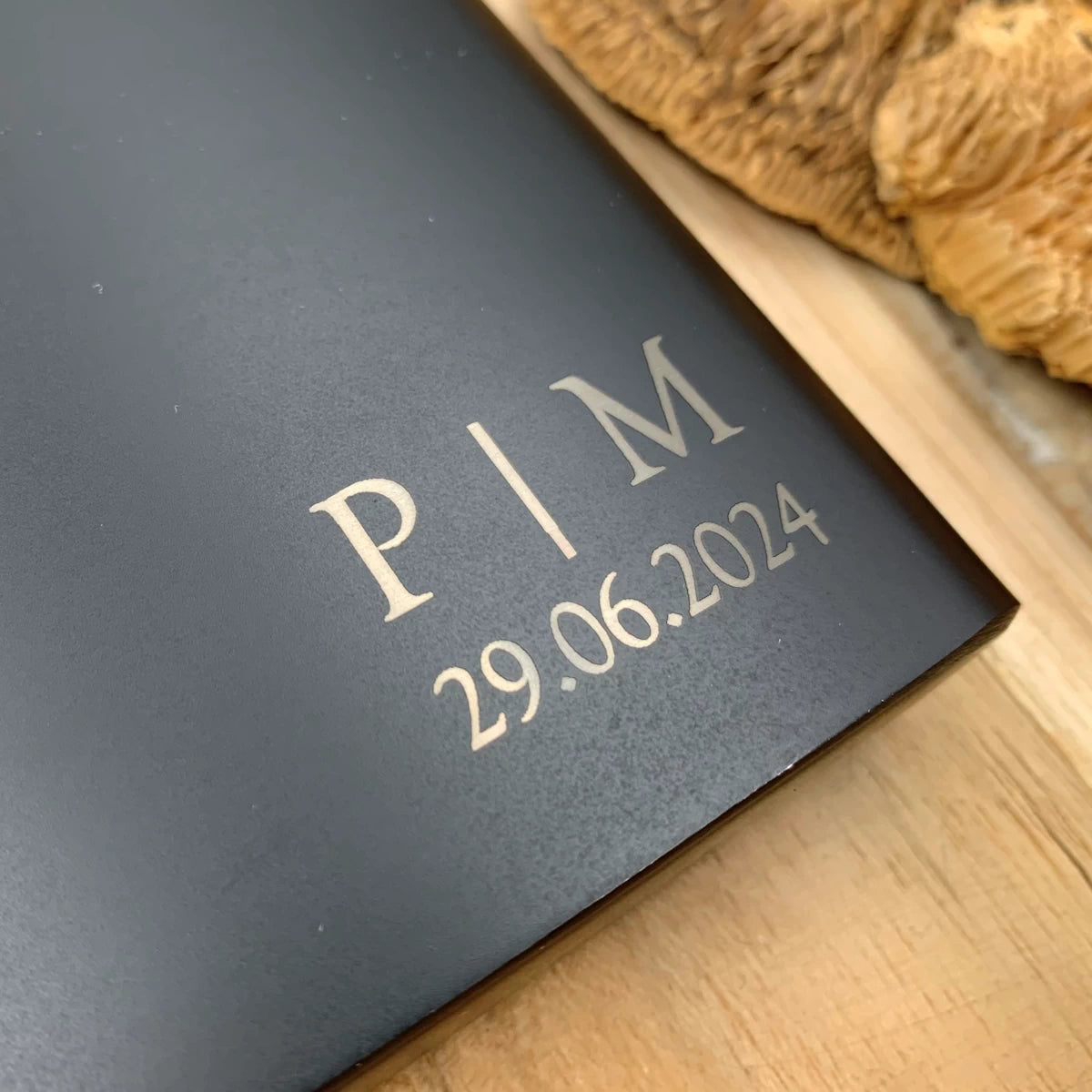 Personalisierter Flachmann Schwarz – Gravur mit Initialen, Datum & Motiv – Geschenk für Männer