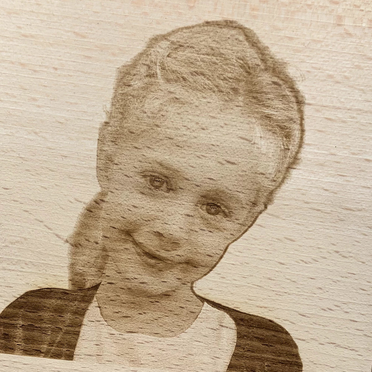 Personalisiertes Schneidebrett mit Gravur – Eigenes Foto & Text | Buchenholz mit Metallgriff